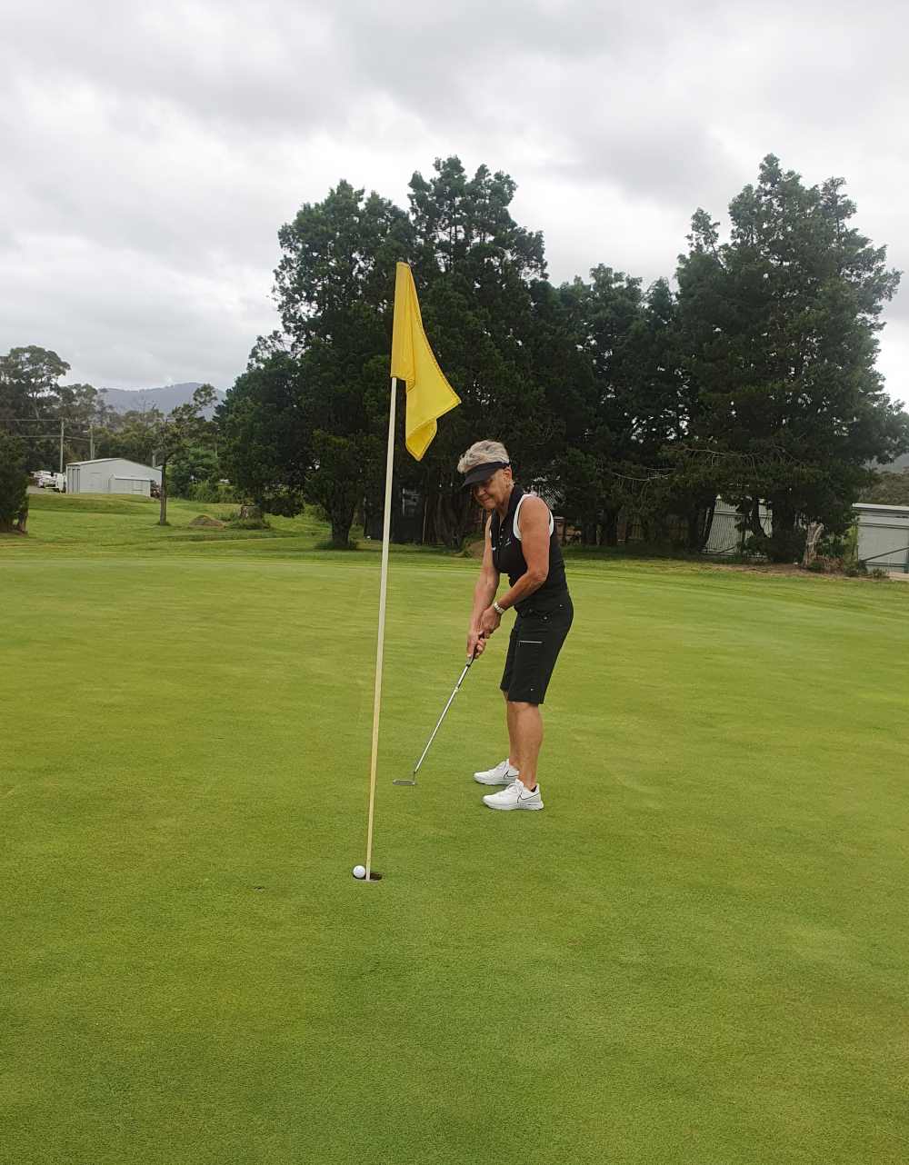 image of Lindy playing golf. Playing golf was a goal for Lindy following her diagnosis of ovarian cancer